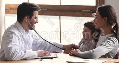 微笑男医生拿着听诊器检查听力男孩病人